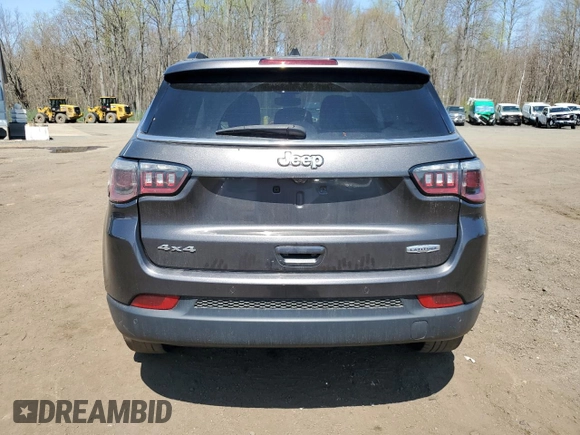 2018 Jeep Compass Latitude z VIN 3C4NJDBB5JT303871, wystawiony jako Copart lot #53881965 z przebiegiem 130 061 mil mil oraz Szkoda całkowita • Salvage title. Historia ofert i sprzedaży dostępna na DreamBid. Obrazek 6.