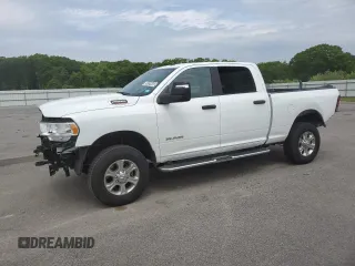 2024 Ram 2500 Big Horn z VIN 3C6UR5DJ5RG373879, wystawiony jako Copart lot #59124945 z przebiegiem 6 062 mil mil oraz Czysty tytuł • Clean title. Historia ofert i sprzedaży dostępna na DreamBid. Obrazek 1.