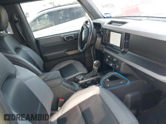 2022 Ford Bronco z VIN 1FMEE5BP3NLA74562, wystawiony jako IAAI lot #42338666 z przebiegiem 20 743 mil mil oraz . Historia ofert i sprzedaży dostępna na DreamBid. Obrazek 5.