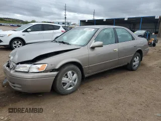 1999 Toyota Camry LE z VIN 4T1BG22K8XU442490, wystawiony jako Copart lot #55530945 z przebiegiem 294 294 mil mil oraz Szkoda całkowita • Salvage title. Historia ofert i sprzedaży dostępna na DreamBid. Obrazek 1.