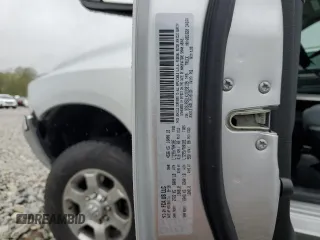 2018 Ram 2500 Big Horn z VIN 3C6UR5DLXJG333139, wystawiony jako Copart lot #56044135 z przebiegiem 105 500 mil mil oraz Szkoda całkowita • Salvage title. Historia ofert i sprzedaży dostępna na DreamBid. Obrazek 13.