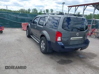 2005 Nissan Pathfinder SE z VIN 5N1AR18W25C701343, wystawiony jako IAAI lot #42209613 z przebiegiem 231 149 mil mil oraz . Historia ofert i sprzedaży dostępna na DreamBid. Obrazek 3.