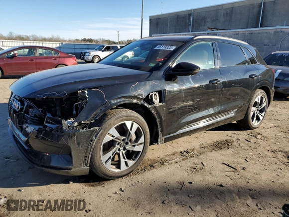 2022 Audi e-tron Premium z VIN WA1AAAGE3NB030477, wystawiony jako Copart lot #45118825 z przebiegiem 59 393 mil mil oraz Szkody całkowita. Historia ofert i sprzedaży dostępna na DreamBid. Obrazek 1.