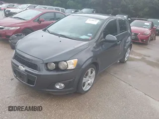 2012 Chevrolet Sonic LTZ z VIN 1G1JE6SH9C4224451, wystawiony jako IAAI lot #42490384 z przebiegiem 153 589 mil mil oraz . Historia ofert i sprzedaży dostępna na DreamBid. Obrazek 2.