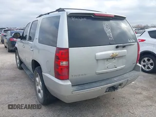 2011 Chevrolet Tahoe LTZ z VIN 1GNSCCE06BR110406, wystawiony jako IAAI lot #41611756 z przebiegiem 162 215 mil mil oraz . Historia ofert i sprzedaży dostępna na DreamBid. Obrazek 3.