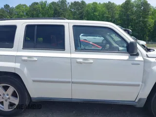 2010 Jeep Patriot Latitude z VIN 1J4NT1GA1AD621060, wystawiony jako IAAI lot #42295782 z przebiegiem 158 352 mil mil oraz . Historia ofert i sprzedaży dostępna na DreamBid. Obrazek 14.