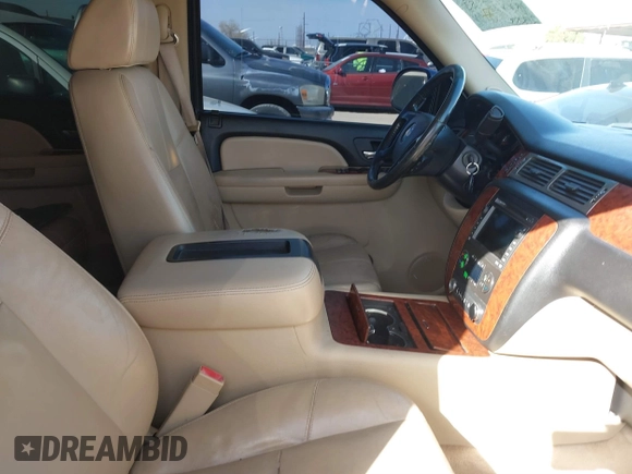 2008 Chevrolet Tahoe LTZ z VIN 1GNFK13028R196298, wystawiony jako IAAI lot #41634511 z przebiegiem 213 253 mil mil oraz . Historia ofert i sprzedaży dostępna na DreamBid. Obrazek 5.