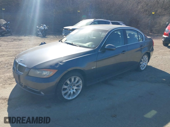 2007 BMW 3 Series 335i z VIN WBAVB73587PA85977, wystawiony jako IAAI lot #41668699 z przebiegiem 172 485 mil mil oraz . Historia ofert i sprzedaży dostępna na DreamBid. Obrazek 2.