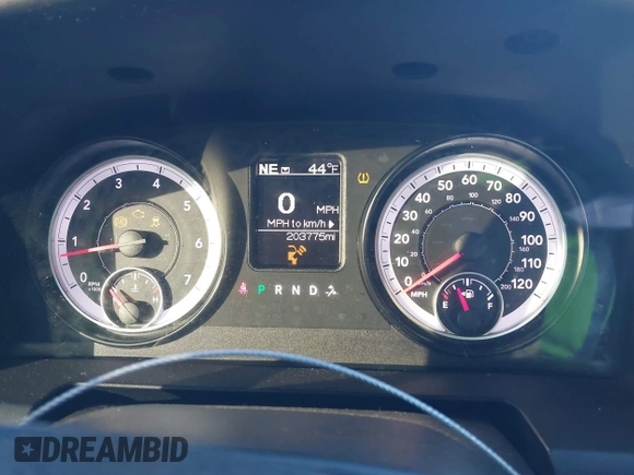 2015 Ram 1500 Express z VIN 1C6RR6KT6FS754869, wystawiony jako IAAI lot #41240025 z przebiegiem 203 775 mil mil oraz . Historia ofert i sprzedaży dostępna na DreamBid. Obrazek 7.