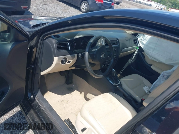 2014 Volkswagen Jetta SE with VIN 3VWD17AJ4EM429576, listed as a IAAI auction lot 42542604 with 142,313 mi miles and . Bid and sale history available at DreamBid. Image 5.