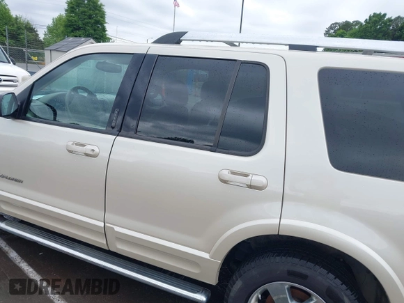 2005 Ford Explorer z VIN 1FMDU75K75ZA57352, wystawiony jako IAAI lot #42134980 z przebiegiem Nie podano mil oraz . Historia ofert i sprzedaży dostępna na DreamBid. Obrazek 15.