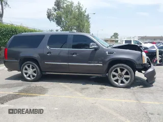 2011 Cadillac Escalade ESV Premium z VIN 1GYS4JEF2BR149146, wystawiony jako IAAI lot #42370325 z przebiegiem 68 787 mil mil oraz . Historia ofert i sprzedaży dostępna na DreamBid. Obrazek 13.