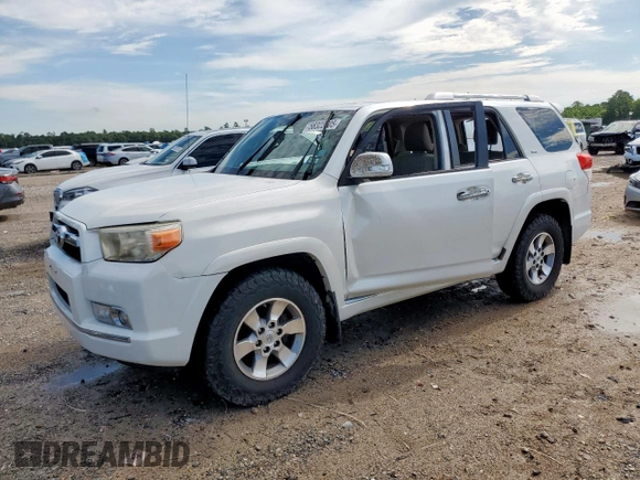 2011 Toyota 4Runner SR5 z VIN JTEZU5JR0B5027058, wystawiony jako Copart lot #58323505 z przebiegiem Nie podano mil oraz Szkoda całkowita • Salvage title. Historia ofert i sprzedaży dostępna na DreamBid. Obrazek 1.
