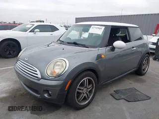 2010 MINI Hardtop z VIN WMWMF3C57ATZ25476, wystawiony jako IAAI lot #42745866 z przebiegiem 100 461 mil mil oraz . Historia ofert i sprzedaży dostępna na DreamBid. Obrazek 2.
