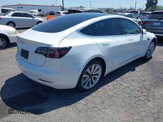 2020 Tesla Model 3 Standard Range Plus z VIN 5YJ3E1EAXLF806360, wystawiony jako IAAI lot #42386624 z przebiegiem 69 916 mil mil oraz . Historia ofert i sprzedaży dostępna na DreamBid. Obrazek 4.