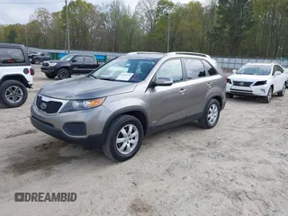 2013 Kia Sorento LX with VIN 5XYKTDA28DG336051, listed as a IAAI auction lot 41956476 with 179,549 mi miles. Bid and sale history available at carsss.com. Image 2.