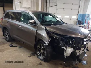 2019 Toyota Highlander LE z VIN 5TDBZRFH7KS728639, wystawiony jako IAAI lot #42252809 z przebiegiem 71 230 mil mil oraz . Historia ofert i sprzedaży dostępna na DreamBid. Obrazek 1.