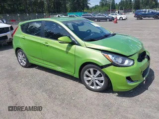 2013 Hyundai Accent SE z VIN KMHCU5AE4DU115896, wystawiony jako IAAI lot #42322656 z przebiegiem 92 391 mil mil oraz . Historia ofert i sprzedaży dostępna na DreamBid. Obrazek 1.