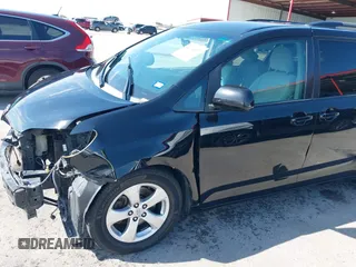 2015 Toyota Sienna LE AAS z VIN 5TDKK3DC0FS613377, wystawiony jako IAAI lot #42214127 z przebiegiem 135 836 mil mil oraz . Historia ofert i sprzedaży dostępna na DreamBid. Obrazek 19.