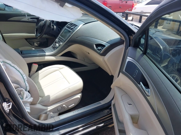 2017 Lincoln MKZ Premiere z VIN 3LN6L5A95HR648064, wystawiony jako IAAI lot #42115558 z przebiegiem 86 701 mil mil oraz . Historia ofert i sprzedaży dostępna na DreamBid. Obrazek 5.