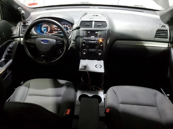 2018 Ford Police Interceptor Utility z VIN 1FM5K8AR2JGC56401, wystawiony jako Copart lot #56989315 z przebiegiem 115 488 mil mil oraz Tytuł czysty. Historia ofert i sprzedaży dostępna na DreamBid. Obrazek 8.