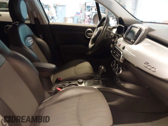 2016 FIAT 500X Lounge z VIN ZFBCFYDT0GP332060, wystawiony jako IAAI lot #42837184 z przebiegiem 159 804 mil mil oraz . Historia ofert i sprzedaży dostępna na DreamBid. Obrazek 5.