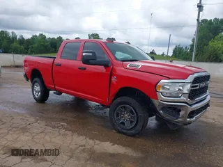 2024 Ram 2500 Tradesman z VIN 3C6UR5CL2RG235185, wystawiony jako IAAI lot #42241146 z przebiegiem 11 312 mil mil oraz . Historia ofert i sprzedaży dostępna na DreamBid. Obrazek 1.