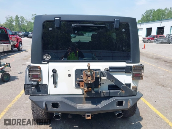 2015 Jeep Wrangler Unlimited Rubicon z VIN 1C4BJWFGXFL755810, wystawiony jako IAAI lot #42495531 z przebiegiem 109 668 mil mil oraz . Historia ofert i sprzedaży dostępna na DreamBid. Obrazek 16.