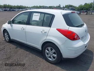 2009 Nissan Versa S z VIN 3N1BC13E79L409516, wystawiony jako IAAI lot #42418294 z przebiegiem 207 001 mil mil oraz . Historia ofert i sprzedaży dostępna na DreamBid. Obrazek 3.