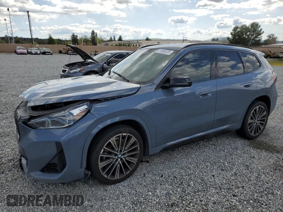 2023 BMW X1 xDrive28i z VIN WBX73EF00P5W09504, wystawiony jako Copart lot #51855325 z przebiegiem 37 759 mil mil oraz Szkoda całkowita • Salvage title. Historia ofert i sprzedaży dostępna na DreamBid. Obrazek 1.