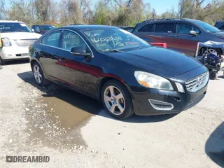 2012 Volvo S60 T5 with VIN YV1622FS1C2109532, listed as a IAAI auction lot 42068510 with 165,018 mi miles. Bid and sale history available at carsss.com. Image 1.