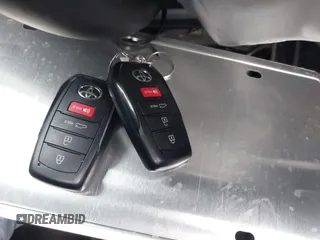 2025 Toyota Camry LE z VIN 4T1DAACK8SU073156, wystawiony jako IAAI lot #41964628 z przebiegiem 9 193 mil mil oraz . Historia ofert i sprzedaży dostępna na DreamBid. Obrazek 11.