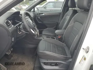 2024 Volkswagen Tiguan SEL R-Line z VIN 3VV4B7AX3RM141320, wystawiony jako Copart lot #55606335 z przebiegiem 9 347 mil mil oraz Szkoda całkowita • Salvage title. Historia ofert i sprzedaży dostępna na DreamBid. Obrazek 7.