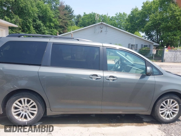 2011 Toyota Sienna XLE AAS z VIN 5TDYK3DC3BS146444, wystawiony jako IAAI lot #42390511 z przebiegiem 230 091 mil mil oraz . Historia ofert i sprzedaży dostępna na DreamBid. Obrazek 14.
