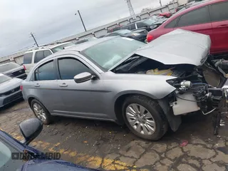 2014 Chrysler 200 LX z VIN 1C3CCBAB3EN207979, wystawiony jako IAAI lot #40997988 z przebiegiem 120 198 mil mil oraz . Historia ofert i sprzedaży dostępna na DreamBid. Obrazek 13.