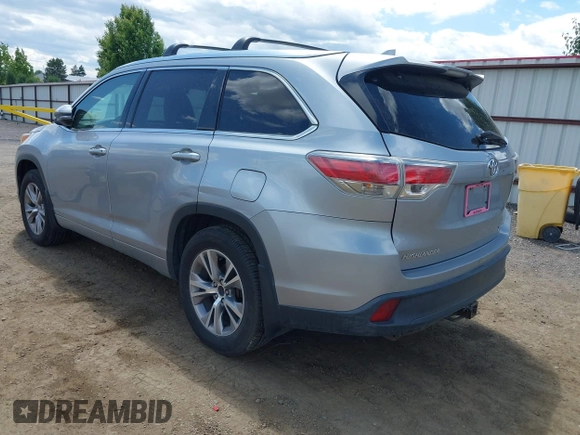 2015 Toyota Highlander XLE z VIN 5TDJKRFH9FS099780, wystawiony jako IAAI lot #42407689 z przebiegiem 159 406 mil mil oraz . Historia ofert i sprzedaży dostępna na DreamBid. Obrazek 3.