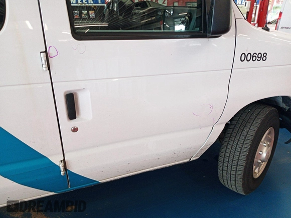 2013 Ford Econoline Cargo Commercial z VIN 1FTNE2EL2DDB26364, wystawiony jako IAAI lot #42854334 z przebiegiem 98 848 mil mil oraz . Historia ofert i sprzedaży dostępna na DreamBid. Obrazek 32.
