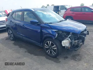 2020 Nissan Kicks SV z VIN 3N1CP5CV4LL504929, wystawiony jako IAAI lot #42420985 z przebiegiem 80 918 mil mil oraz . Historia ofert i sprzedaży dostępna na DreamBid. Obrazek 1.
