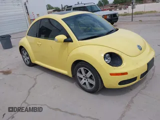2006 Volkswagen New Beetle Coupe with VIN 3VWRR31C06M415572, listed as a IAAI auction lot 41979588 with 76,044 mi miles. Bid and sale history available at carsss.com. Image 1.