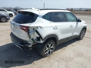 2021 Kia Seltos EX z VIN KNDERCAA4M7165986, wystawiony jako IAAI lot #41815940 z przebiegiem 61 615 mil mil oraz . Historia ofert i sprzedaży dostępna na DreamBid. Obrazek 4.