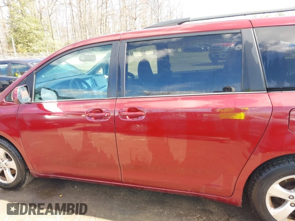 2015 Toyota Sienna LE AAS with VIN 5TDKK3DC9FS546455, listed as a IAAI auction lot 41674823 with 94,941 mi miles. Bid and sale history available at carsss.com. Image 14.