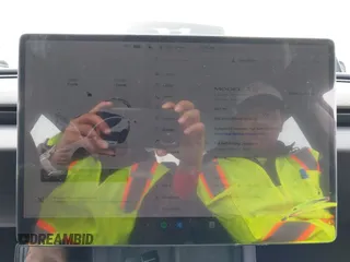 2025 Tesla Model 3 Long Range z VIN 5YJ3E1EB9SF904223, wystawiony jako IAAI lot #41611201 z przebiegiem 690 mil mil oraz . Historia ofert i sprzedaży dostępna na DreamBid. Obrazek 7.