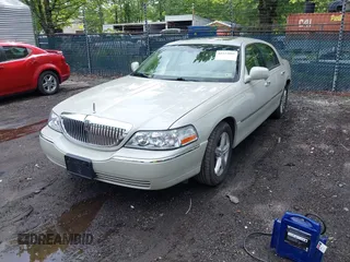2006 Lincoln Town Car Signature Limited z VIN 1LNHM82V26Y619302, wystawiony jako IAAI lot #42333085 z przebiegiem 176 879 mil mil oraz . Historia ofert i sprzedaży dostępna na DreamBid. Obrazek 2.