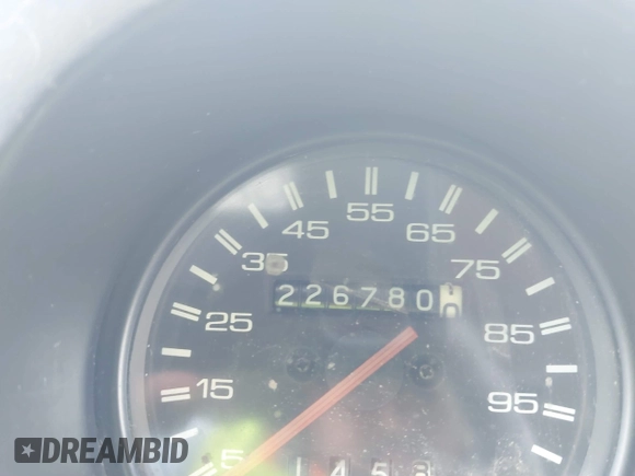 1991 Isuzu Trooper z VIN JACCH58R0M7904092, wystawiony jako IAAI lot #41900283 z przebiegiem 226 780 mil mil oraz . Historia ofert i sprzedaży dostępna na DreamBid. Obrazek 7.