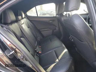2020 Lexus UX 200 z VIN JTHX3JBH3L2030146, wystawiony jako Copart lot #88565165 z przebiegiem 88 286 mil mil oraz Czysty tytuł • Clean title. Historia ofert i sprzedaży dostępna na DreamBid. Obrazek 10.