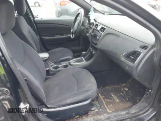 2014 Chrysler 200 LX z VIN 1C3CCBAB7EN231122, wystawiony jako IAAI lot #42375906 z przebiegiem 197 000 mil mil oraz . Historia ofert i sprzedaży dostępna na DreamBid. Obrazek 5.