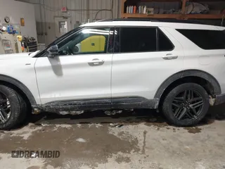 2025 Ford Explorer ST-Line z VIN 1FMUK8KH8SGA05191, wystawiony jako IAAI lot #41590538 z przebiegiem 8 793 mil mil oraz . Historia ofert i sprzedaży dostępna na DreamBid. Obrazek 14.