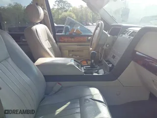 2004 Lincoln Navigator Luxury with VIN 5LMFU28RX4LJ15831, listed as a IAAI auction lot 41969032 with 194,600 mi miles. Bid and sale history available at carsss.com. Image 5.