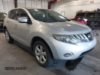 2009 Nissan Murano LE z VIN JN8AZ18W49W210205, wystawiony jako IAAI lot #42638813 z przebiegiem 101 561 mil mil oraz . Historia ofert i sprzedaży dostępna na DreamBid. Obrazek 1.