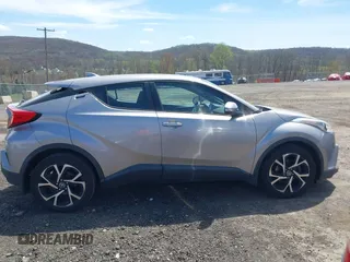 2018 Toyota C-HR XLE z VIN NMTKHMBX5JR046679, wystawiony jako IAAI lot #42068046 z przebiegiem 166 297 mil mil oraz . Historia ofert i sprzedaży dostępna na DreamBid. Obrazek 13.